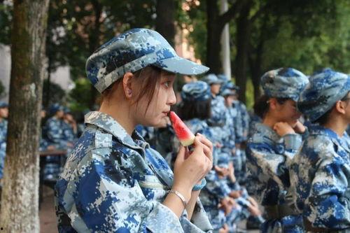 军训吃瓜女孩,揭秘军营里的青春故事