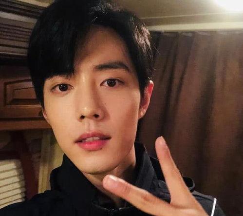 肖战吃月饼涂瓜,趣味横生展现亲和力